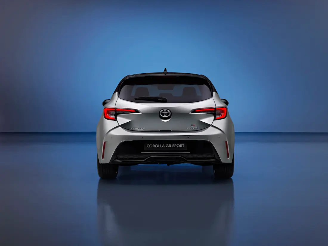 Toyota Corolla (2022) statisch, achteraanzicht Toyota Corolla (2022) statisch, achteraanzicht