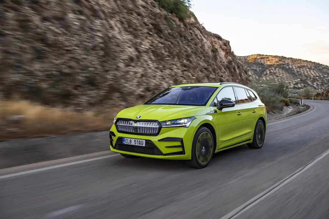 Skoda Enyaq RS iV (2022) rijdend, vooraanzicht Skoda Enyaq RS iV (2022) rijdend, vooraanzicht