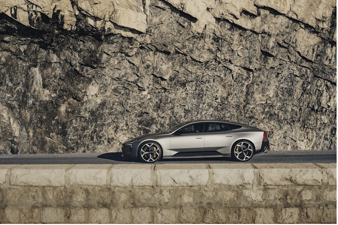 Polestar 5 lateral izquierdo montaña