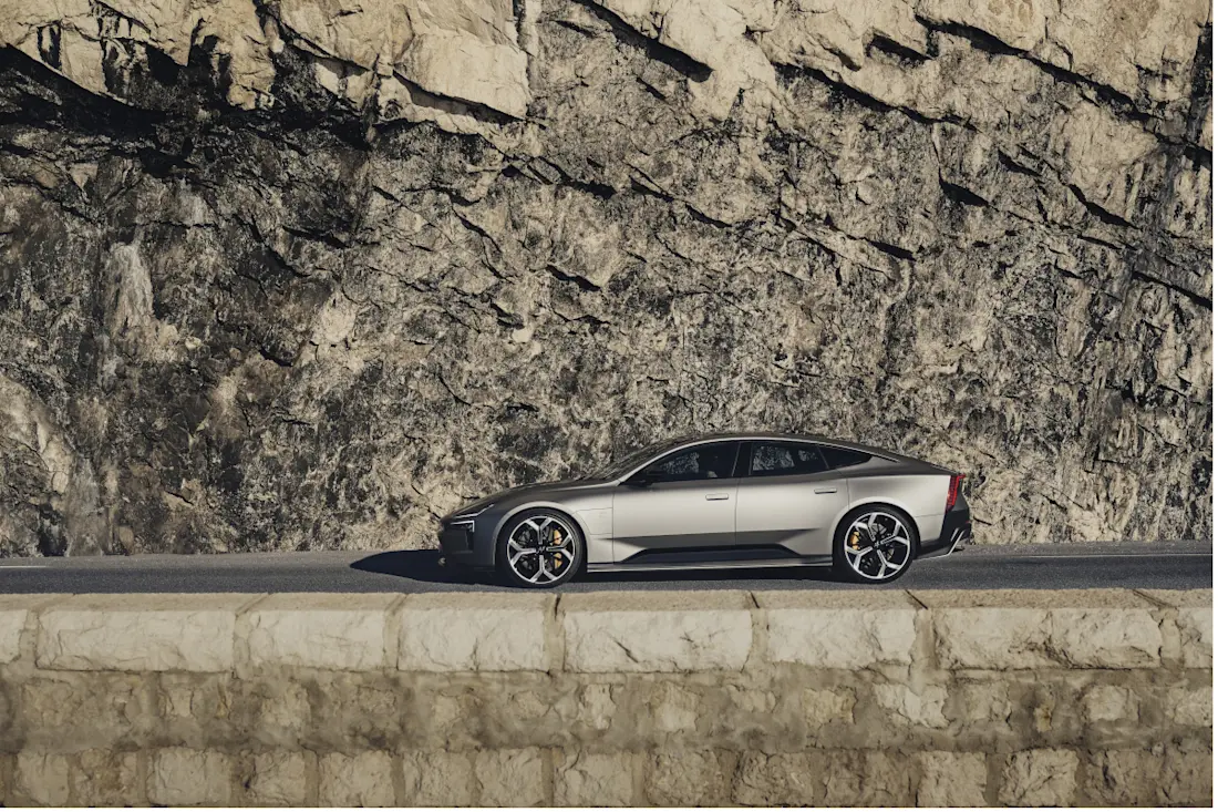 Polestar 5 lateral izquierdo montaña