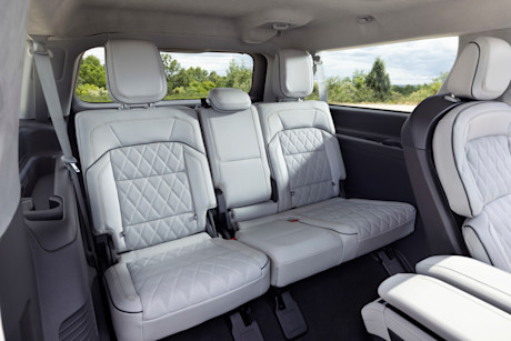Editorial 2025 lincoln navigator l black label atmospheric 19