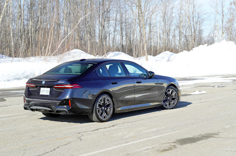 BMW 550e xDrive 2025 : essai routier Image