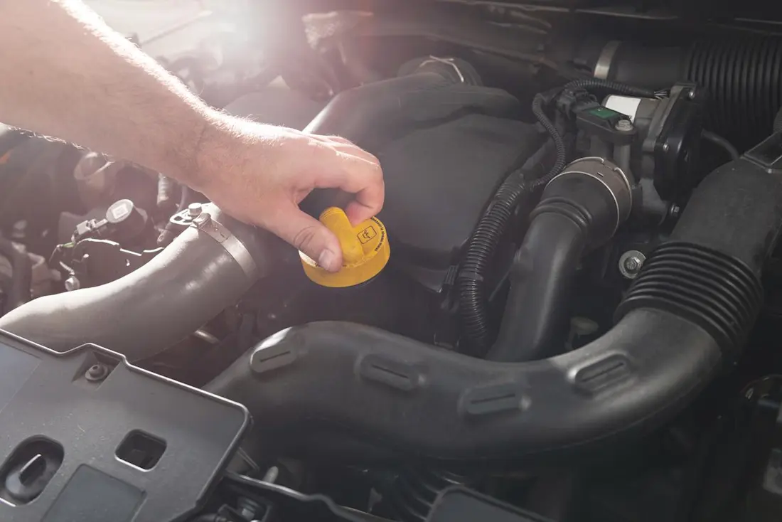 Abdeckung der Motorölstand-Messung im Motorraum Abdeckung der Motorölstand-Messung im Motorraum