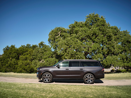 Editorial 2025 lincoln navigator reserve starlight gray 01