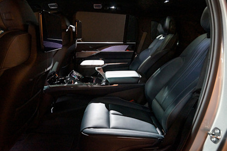 Editorial 2025 cadillac escalade iq preview jv 241003 9