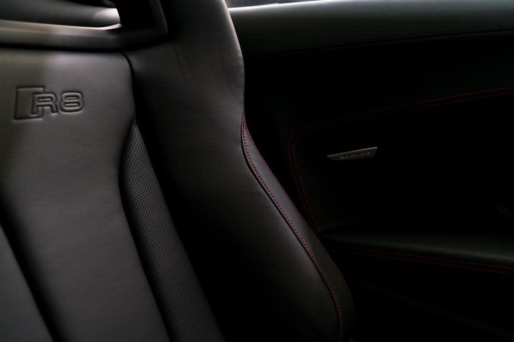 Audi-R8-V10-Plus-Coupé-Competition-Package-autoscout24 (12).jpg