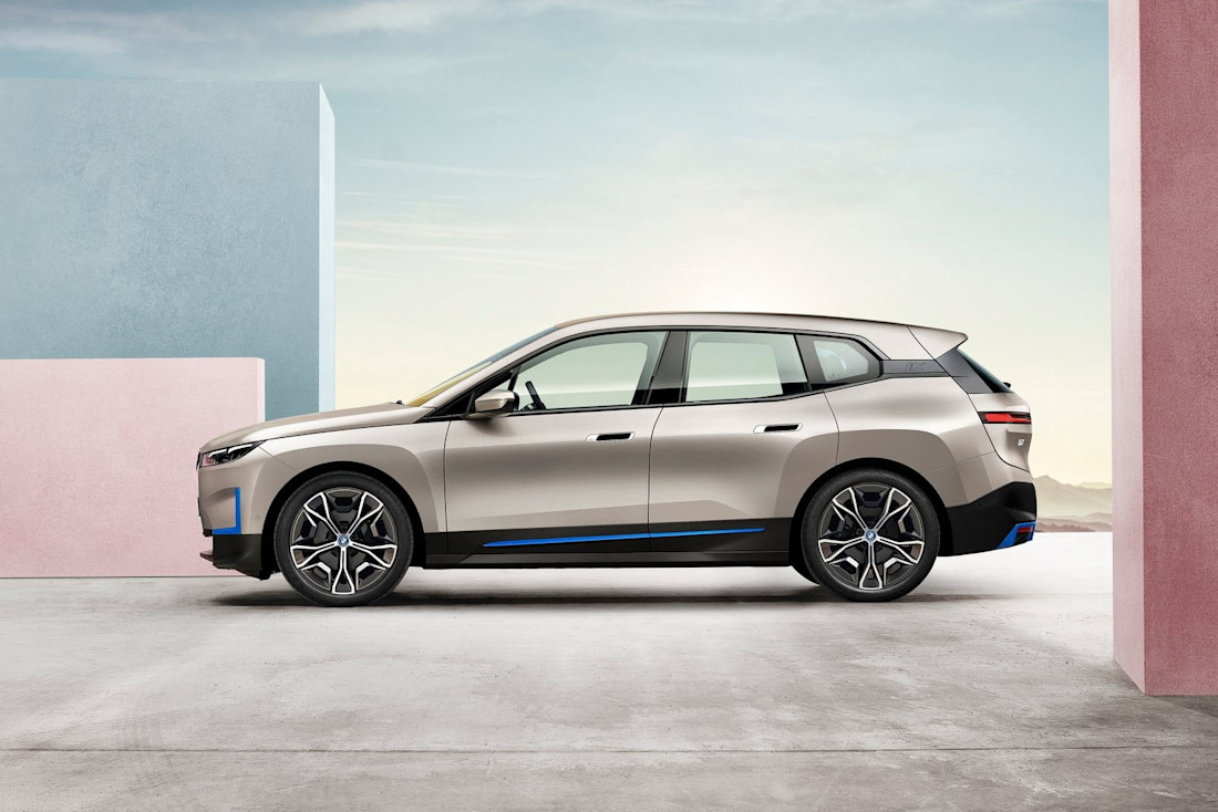 BMW iX 2021: 600 km Reichweite, Öko-Interieur und digitales Holz