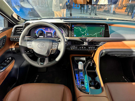 Editorial 2025 toyota crown signia p 231115 12 jw