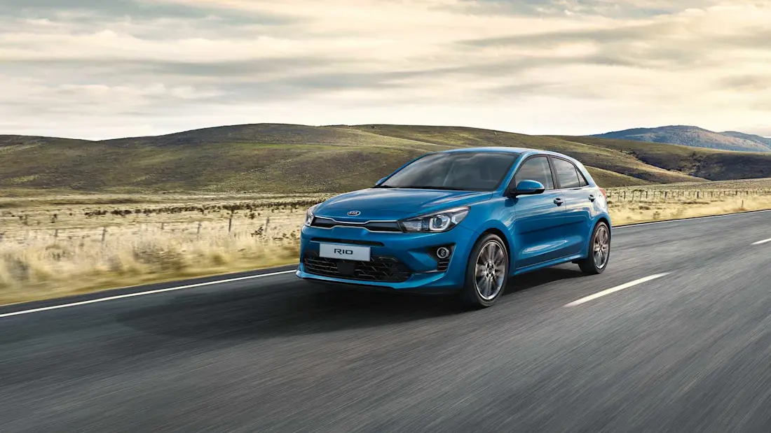 Der Kia Rio kommt im Jahr 2000 nach Europa und etabliert sich dort üppig ausgestattet mit gutem Sicherheitsprofil und langer Garantie.  Der Kia Rio kommt im Jahr 2000 nach Europa und etabliert sich dort üppig ausgestattet mit gutem Sicherheitsprofil und langer Garantie.