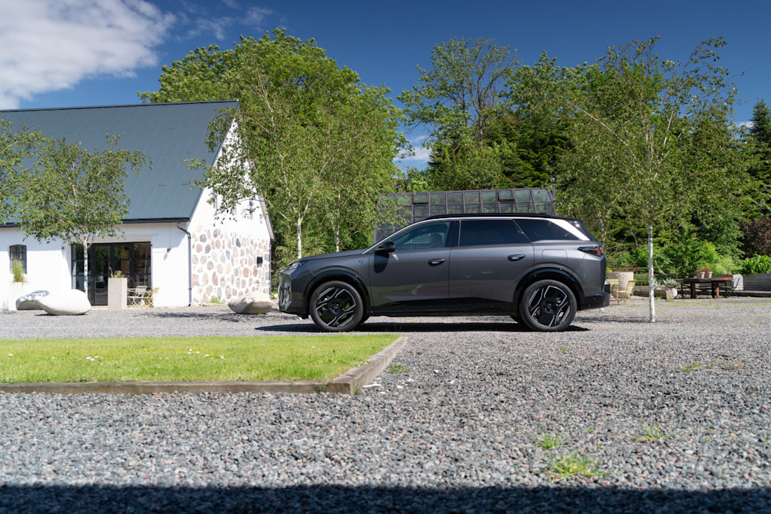 peugeot_e-5008_opzij