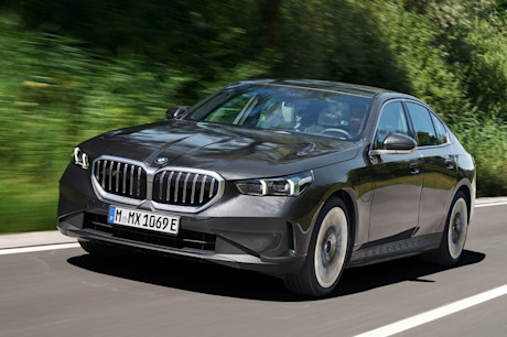 BMW-530e Sedan-2024-1600-03