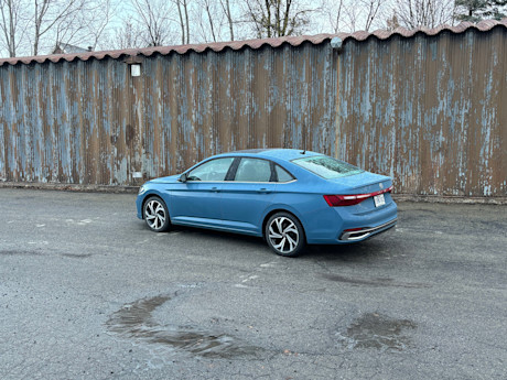 Volkswagen Jetta Highline 2025 : essai routier Body Image