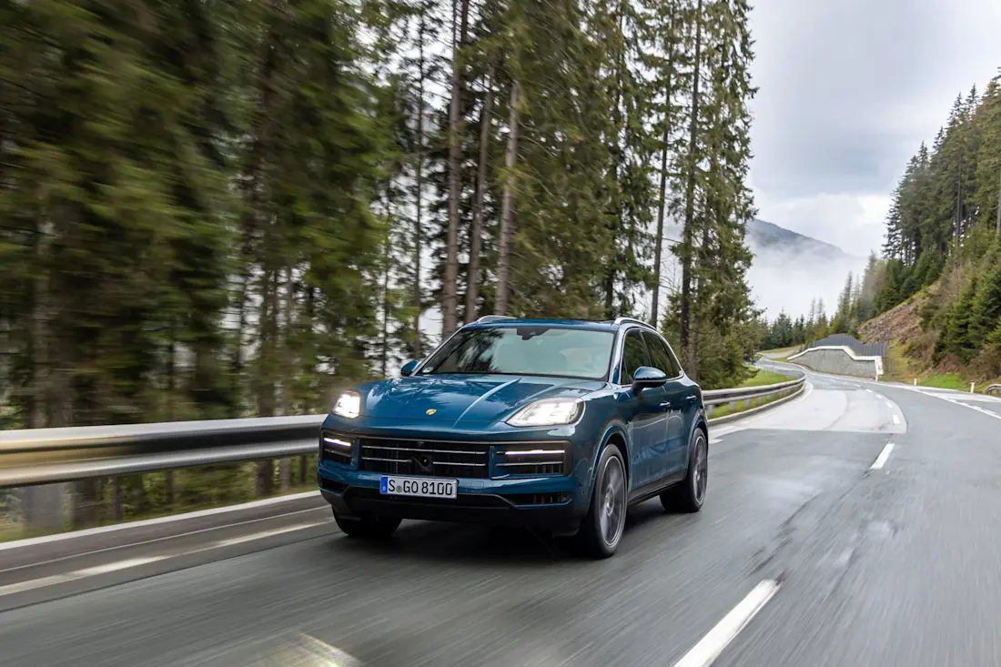 Porsche spricht beim Cayenne Facelift von einer der umfangreichsten Produktüberarbeitungen in der Firmengeschichte. Kaum ein Teil, das nicht durch die Ingenieure angefasst wurde. Neu: Optionale HD-Matrix-LED-Scheinwerfer.  Porsche spricht beim Cayenne Facelift von einer der umfangreichsten Produktüberarbeitungen in der Firmengeschichte. Kaum ein Teil, das nicht durch die Ingenieure angefasst wurde. Neu: Optionale HD-Matrix-LED-Scheinwerfer.