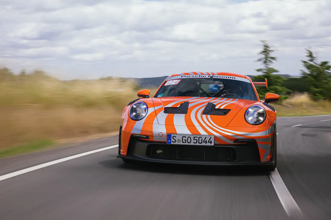 Anreise auf eigener Achse: Längere Anfahrtswege zur Rennstrecke sind für den GT3 RS und seine Insassen kein Problem.  Anreise auf eigener Achse: Längere Anfahrtswege zur Rennstrecke sind für den GT3 RS und seine Insassen kein Problem.