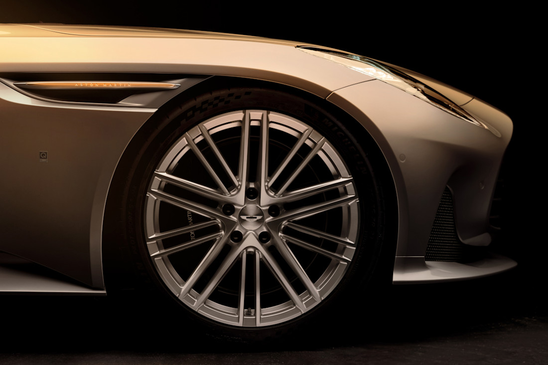 Aston-Martin-DB12-Goldfinger-Edition (11).jpg