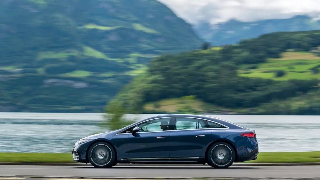 Mercedes EQS 450+ (2022) rijdend, profiel