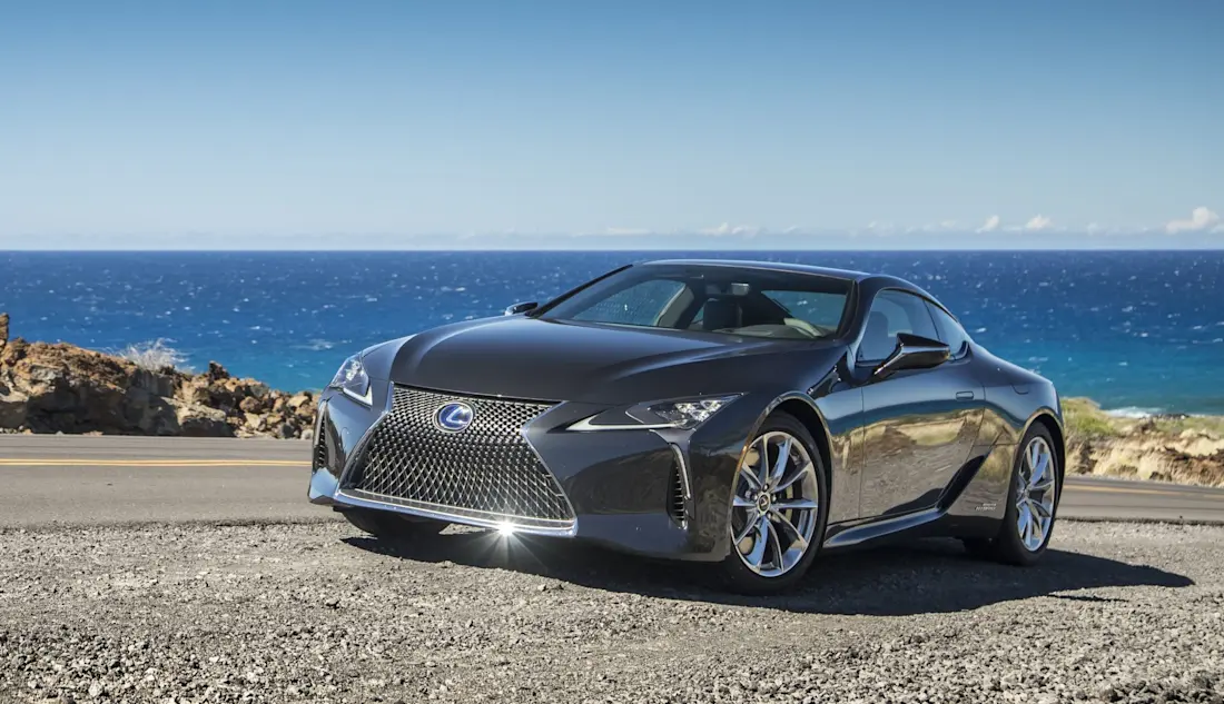 Ist eher eine Seltenheit auf deutschen Straßen, bringt aber klassische Sportcoupé-Eigenschaften und auffälliges Design mit: Der Lexus LC.  Ist eher eine Seltenheit auf deutschen Straßen, bringt aber klassische Sportcoupé-Eigenschaften und auffälliges Design mit: Der Lexus LC.