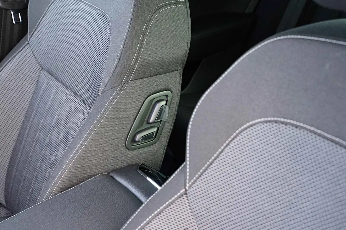 Stoffsitze sind wieder im Trend, man nennt das Interieur dann: vegan. Gestühl und Bewegungsfreiheit sind in jedem Fall sehr komfortabel.  Stoffsitze sind wieder im Trend, man nennt das Interieur dann: vegan. Gestühl und Bewegungsfreiheit sind in jedem Fall sehr komfortabel.