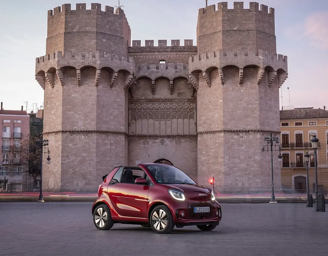 smart-eq-fortwo-cabrio-red-front smart-eq-fortwo-cabrio-red-front