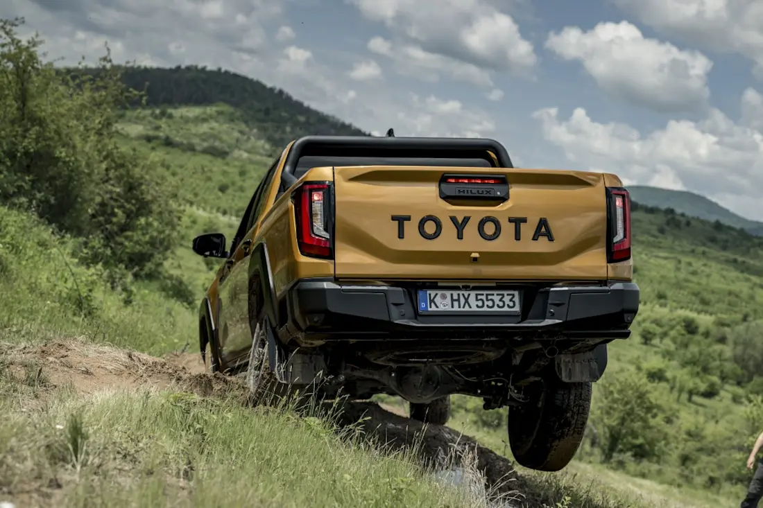 BEBE20260611 Toyota Hilux 06