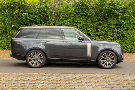 range-rover-p550e-sv-seite