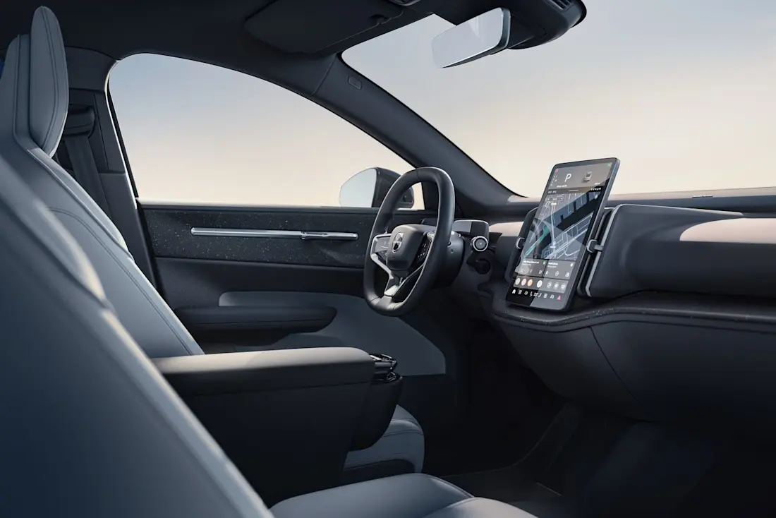Das Cockpit des EX30 zeigt sich betont aufgeräumt. Zentrales Bedienelement ist der 12,3 Zoll große Touchbildschirm. Die Mittelarmlehne lässt sich ausziehen.  Das Cockpit des EX30 zeigt sich betont aufgeräumt. Zentrales Bedienelement ist der 12,3 Zoll große Touchbildschirm. Die Mittelarmlehne lässt sich ausziehen.