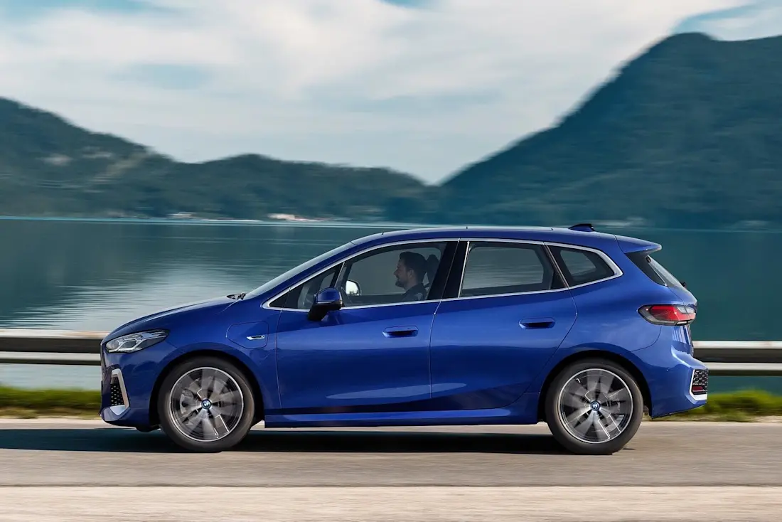 Längs-, aber auch querdynamisch überrascht der neue 2er Active Tourer positiv. Mit einem Van im klassischen Sinne hat das Fahrverhalten (mit optionalem M Adaptiv Sportfahrwerk) kaum mehr etwas zu tun.  Längs-, aber auch querdynamisch überrascht der neue 2er Active Tourer positiv. Mit einem Van im klassischen Sinne hat das Fahrverhalten (mit optionalem M Adaptiv Sportfahrwerk) kaum mehr etwas zu tun.