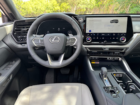 Editorial 2024 lexus tx 550h fd 231011 12 jw