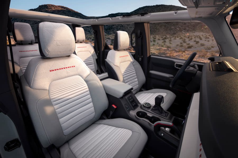 Bronco_4dr_Interior_02 (1).jpg
