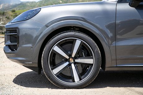 Editorial 2024 porsche cayenne 12 jw