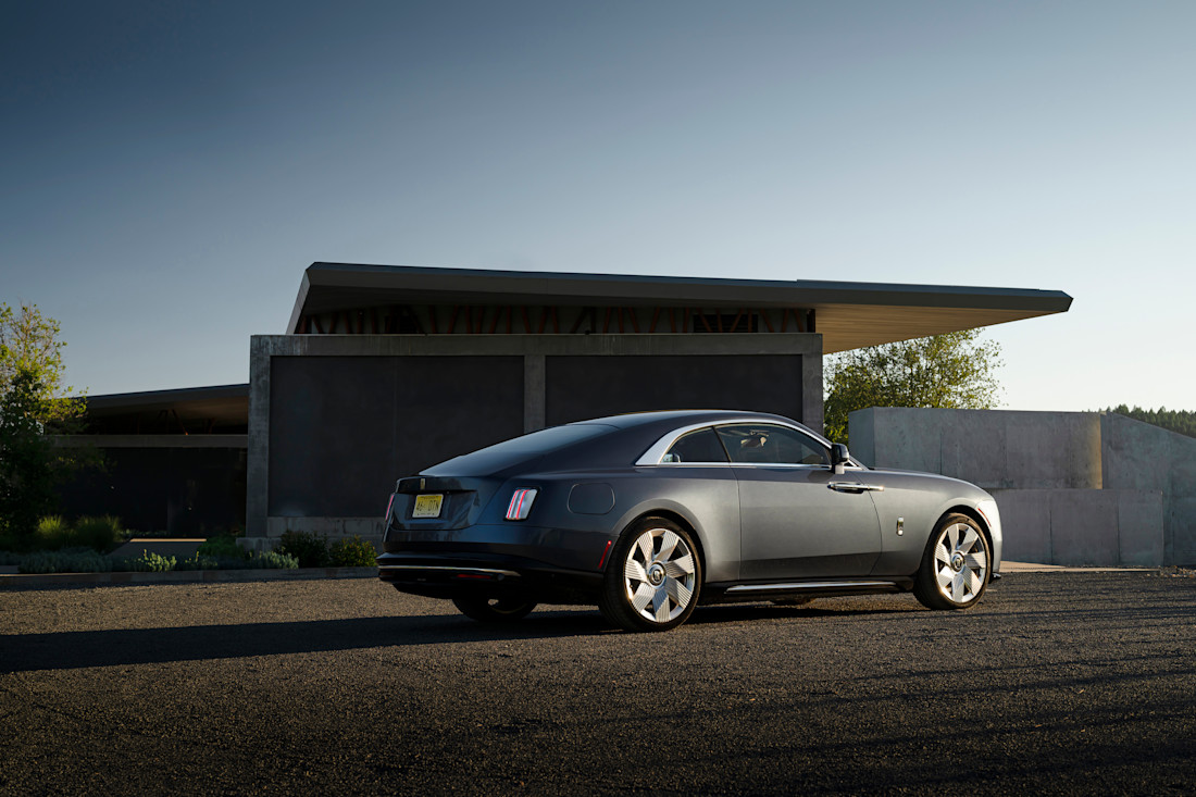 P90513798_highRes_rolls-royce-spectre