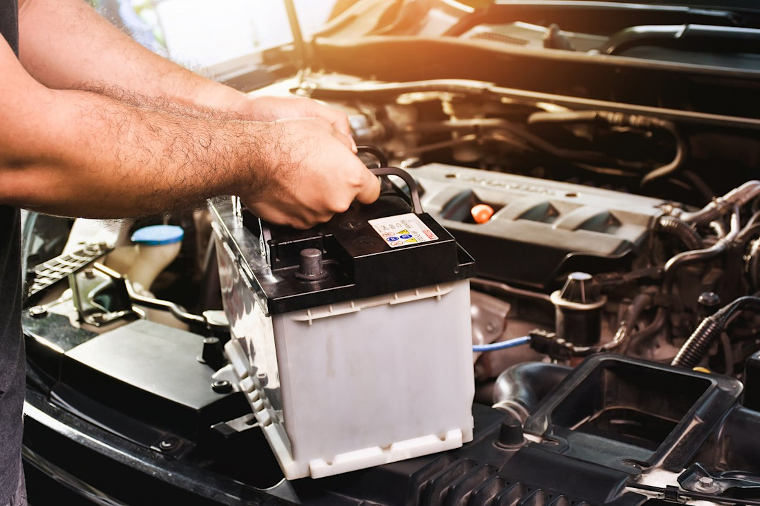 Sostituire la batteria dell'auto: quando farlo, come si fa e il costo