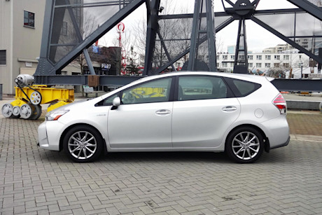 Editorial 2015 toyota prius v sh 06