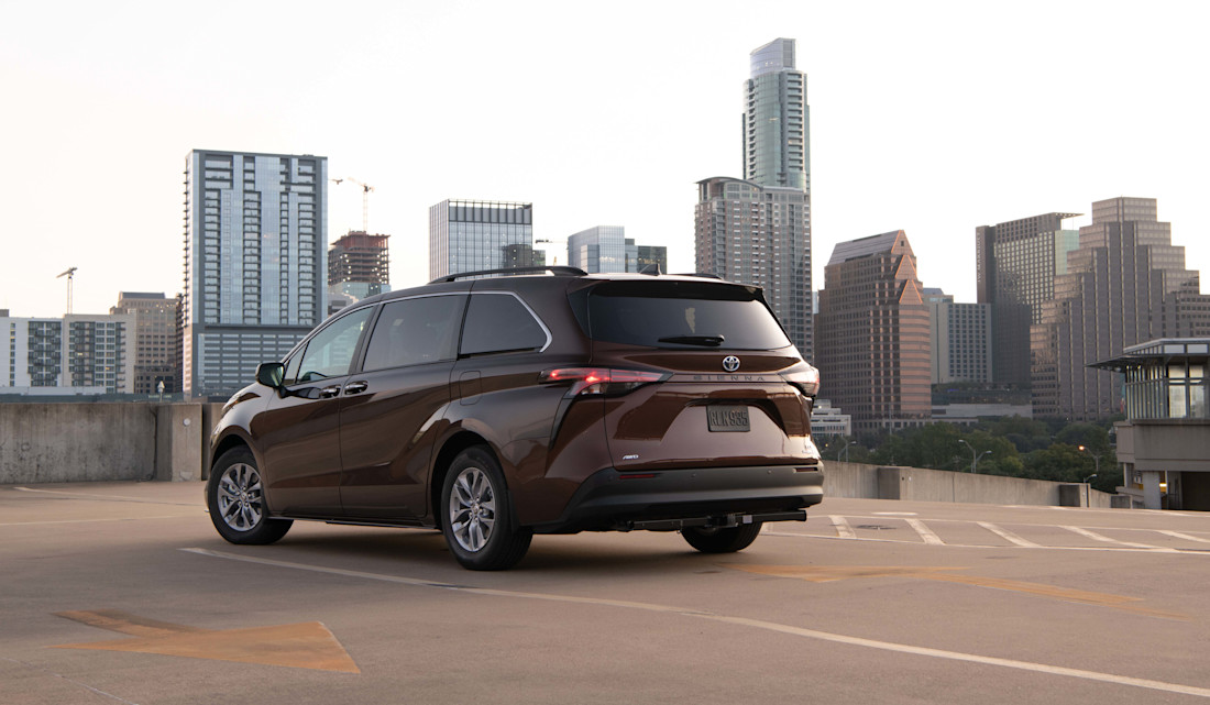 2022_Toyota_Sienna_XLE_AWD_Snset-Bronze-Mica_005