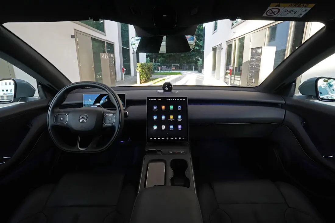 6 nio-et5-touring-2026-cockpit