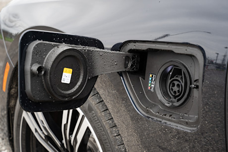Editorial 2024 bmw 750e jw 21