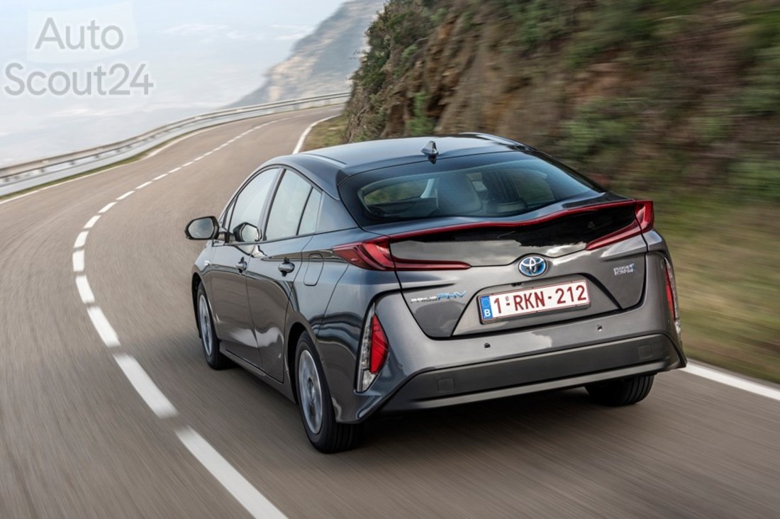 Toyota Prius PHEV (2).jpg