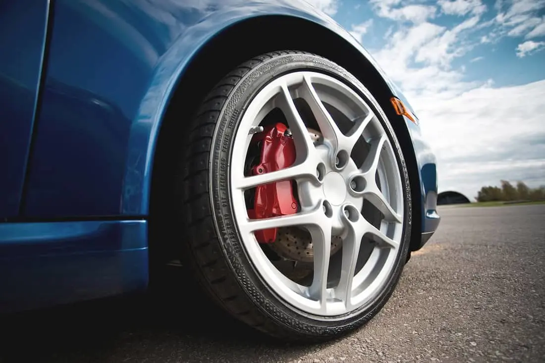 Grotere banden onder je auto: slim of overbodig?