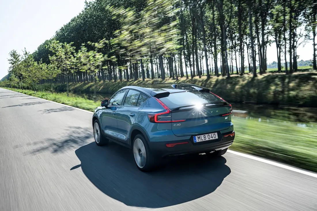 Volvo C40 Recharge Twin (2022) rijdend, achteraanzicht