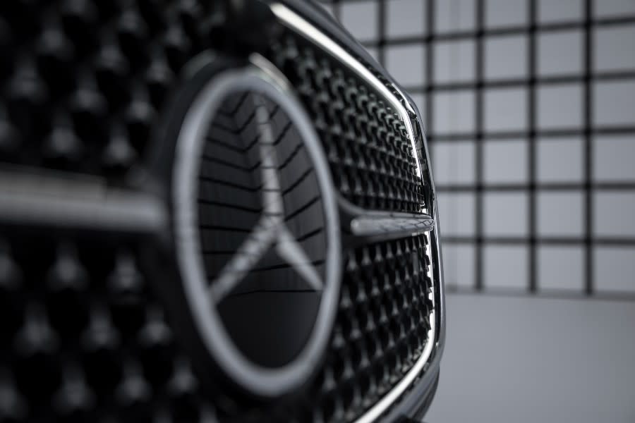 mercedes-clase-e-2024.parrilla-iluminada.jpg