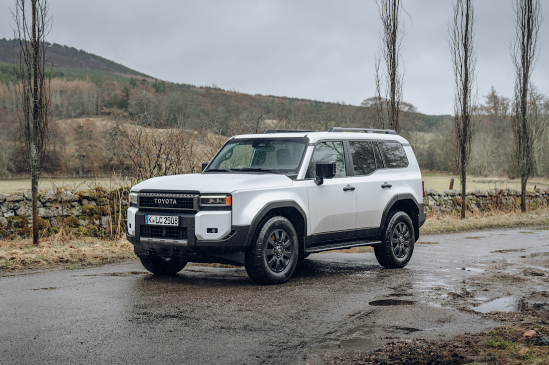 2024-landcruiser-mte-static-013