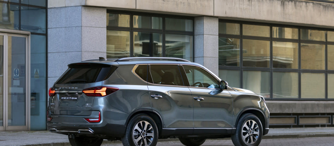 SsangYong_Rexton_Back-1100