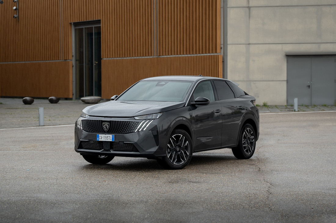Prova Peugeot 3008 Hybrid 2025: il SUV francese ora è più squadrato ma si guida sempre bene