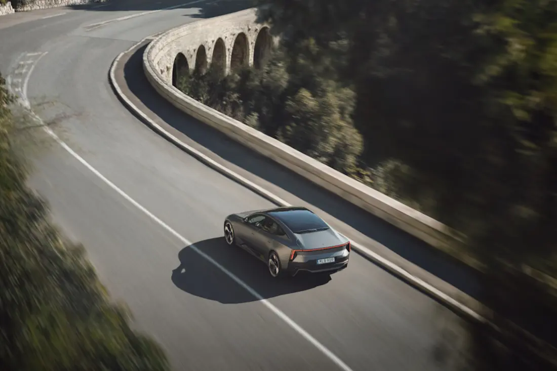 Polestar 5 trasera izquierda carretera Polestar 5 trasera izquierda carretera