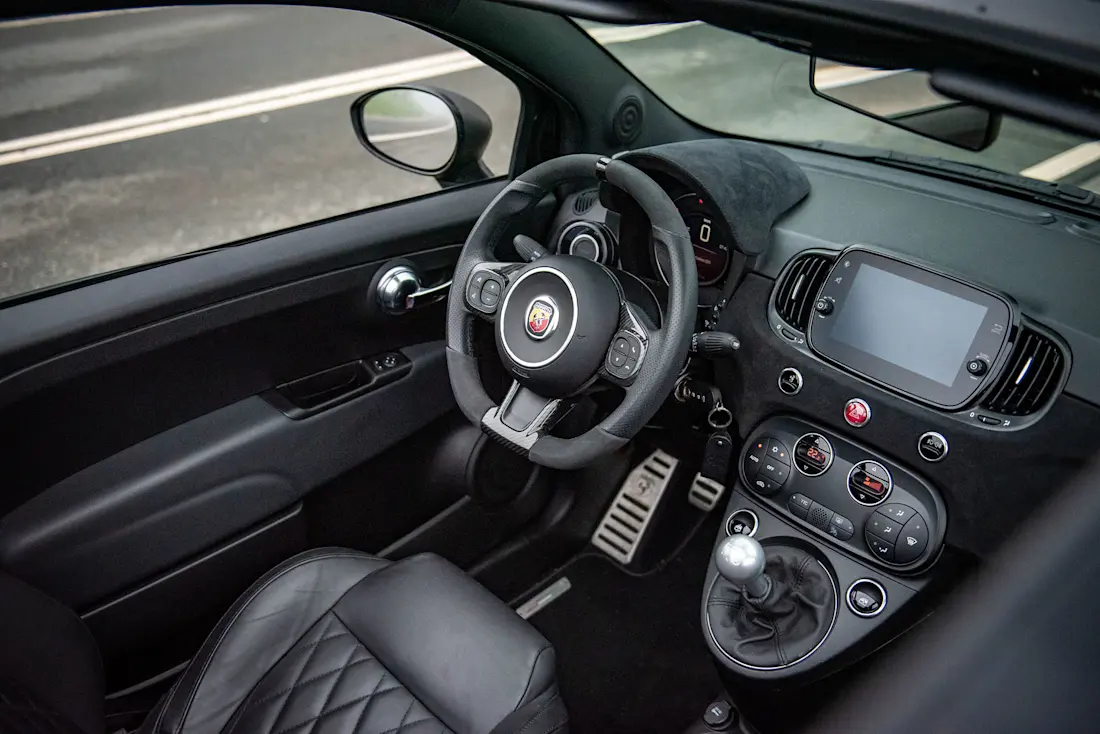  Das Cockpit des Fiat 500 hält mittlerweile kaum mehr Überraschungen parat. Teils einfaches Plastik dominiert, in der Abarth-Version sorgen immerhin zahlreiche Alcantara-Applikationen für Abwechslung. Das Uconnect-System beherrscht Apple CarPlay und Android Auto.