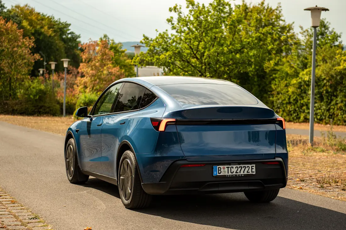 tesla-model-y-hinterrad-2026-seite-heck