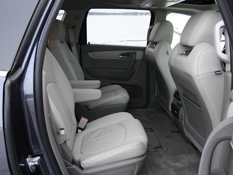 Editorial 2013 chevrolet traverse 2lt awd   md 007 3930