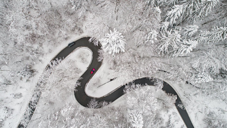winterreifenpflicht-ausland-kurvige-strasse-schnee.jpg