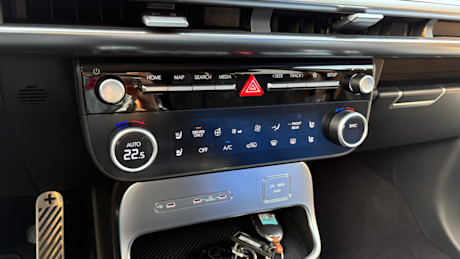 2026 Hyundai Ioniq 9 vs VinFast VF 9 Comparison Test + Video Body Image