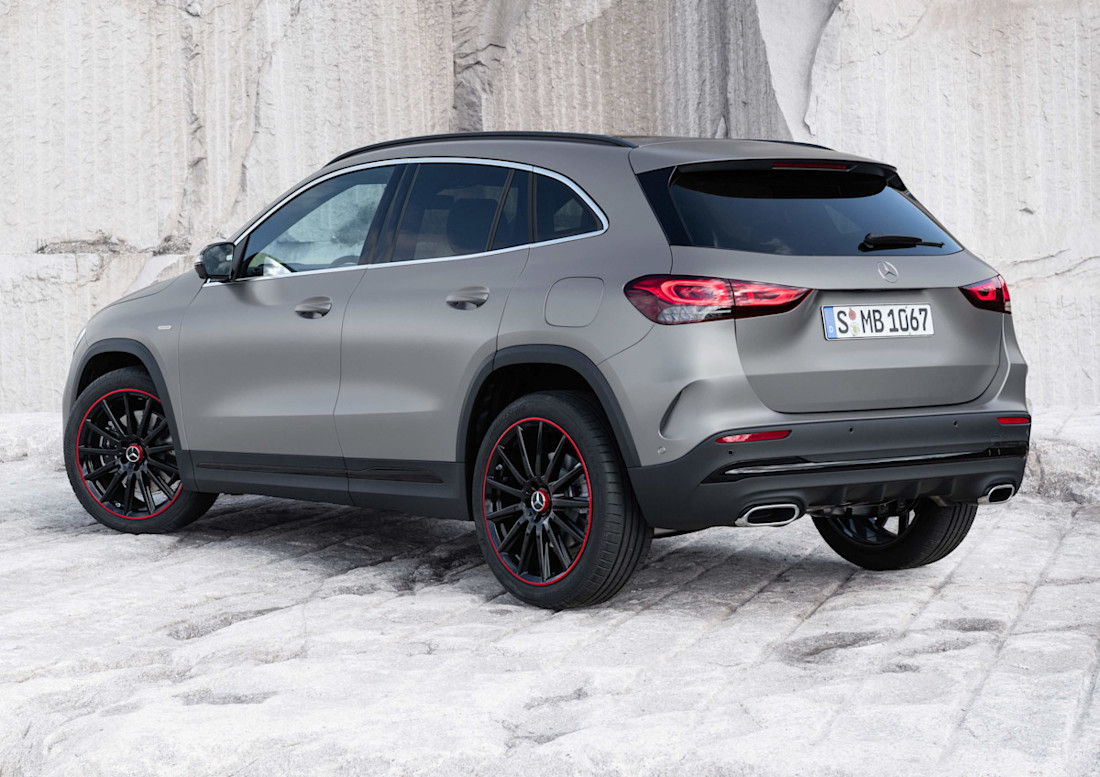 Mercedes-Benz GLA 180 tweede generatie zijkant